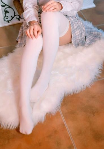 女班长脱了内衣让我吃奶动漫