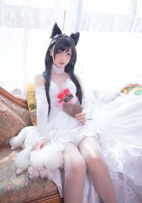黑色丝绒裙子露背